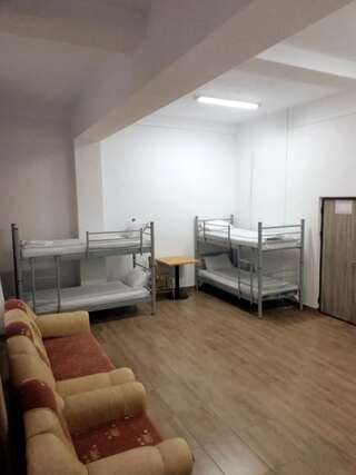 Хостелы Hostel Valcea Рымнику-Вылча Кровать в общем номере для мужчин-8