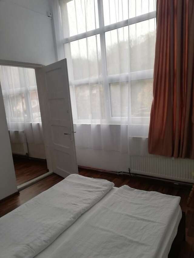 Хостелы Hostel Valcea Рымнику-Вылча-15