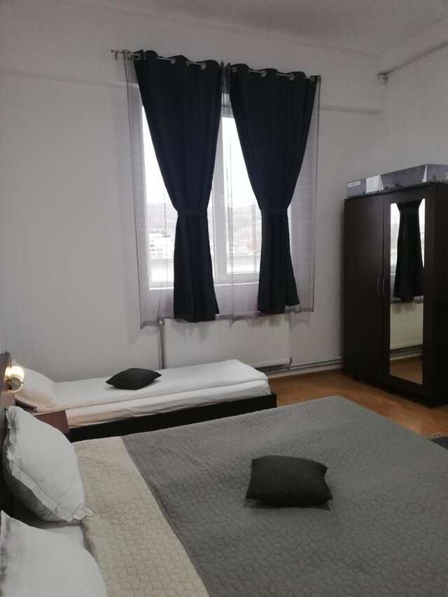 Хостелы Hostel Valcea Рымнику-Вылча-22