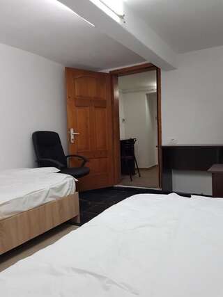 Фото номер Casa Adiță Двухместный номер с 2 отдельными кроватями и общей ванной комнатой