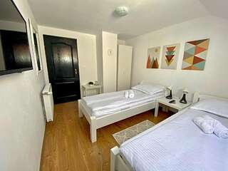 Гостевой дом EnviroScopY Cazare Окна-Шугатаг Двухместный номер с 1 кроватью или 2 отдельными кроватями, общая ванная комната-5
