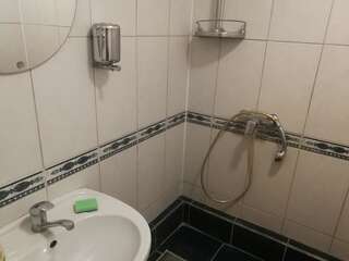 Хостелы Mahtra Hostel Таллин Трехместный номер с общей ванной комнатой-2