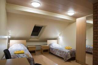 Гостевой дом Posti Hostel Кярдла Двухместный номер с 2 отдельными кроватями и общей ванной комнатой-9