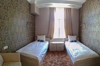 Хостелы Villa Kadriorg Hostel Таллин Двухместный номер с 2 отдельными кроватями и общей ванной комнатой-1