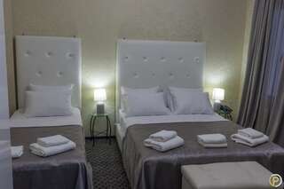 Отель Hotel Piazza Тбилиси Стандартный трехместный номер с кроватью размера «king-size» и односпальной кроватью-4