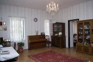 Гостевой дом Bagrati Guest House Кутаиси Трехместный номер эконом-класса с общей ванной комнатой-5