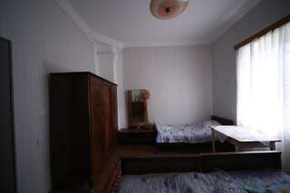 Гостевой дом Bagrati Guest House Кутаиси Трехместный номер с общей ванной комнатой-5
