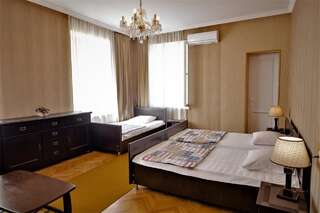 Гостевой дом Tinikos Guest House Телави Стандартный трехместный номер-1