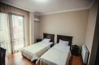 Фото номер Hotel Riva Стандартный двухместный номер с 2 отдельными кроватями
