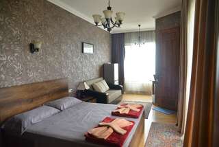 Отели типа «постель и завтрак» Mount Villa Kvariati Квариати Улучшенный трехместный номер с видом на море-3
