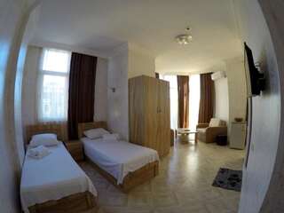 Фото номер Hotel Batumi Inn Классический трехместный номер