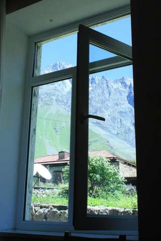 Фото номер Lela Rezo Guesthouse Трехместный номер с видом на горы