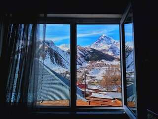 Фото номер Keti Ciklauri Guest House Двухместный номер с 1 кроватью и видом на горы