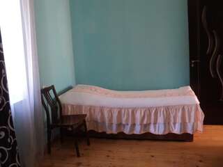 Гостевой дом Guesthouse Lazare Местиа Двухместный номер с 2 отдельными кроватями и общей ванной комнатой-10