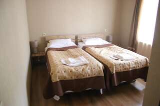 Фото номер Guest House Maili Двухместный номер с 2 отдельными кроватями и ванной комнатой