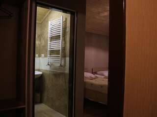 Фото номер Guest House Maili Двухместный номер с 2 отдельными кроватями и ванной комнатой