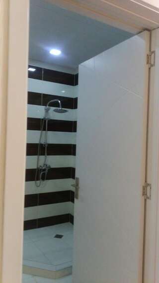Отель Hotel Lilo near Airport Тбилиси Четырехместный номер с собственной ванной комнатой-4