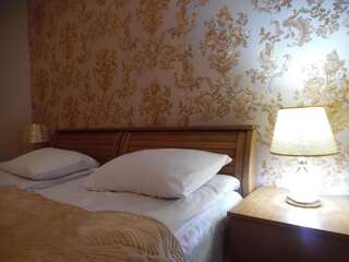 Фото номер Guest House Tamta Двухместный номер с 2 отдельными кроватями и душем