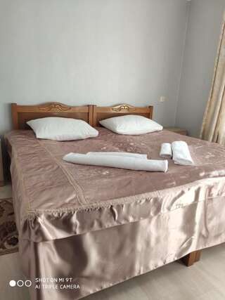 Фото номер Nino & Zurabi Guest House Двухместный номер с 2 отдельными кроватями и видом на горы