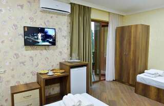 Отель Hotel Lion Уреки Трехместный номер с собственной ванной комнатой-2