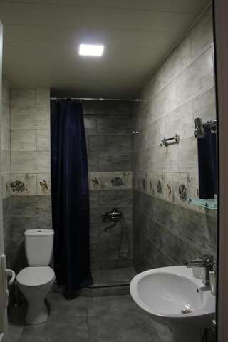 Фото номер Hotel Elegant Двухместный номер с 1 кроватью и общей ванной комнатой