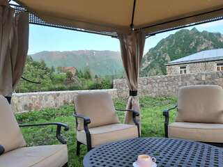 Отели типа «постель и завтрак» Kazbegi Chalet Степанцминда
