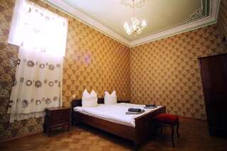 Отели типа «постель и завтрак» Guest House Old Kutaisi Кутаиси Стандартный двухместный номер с 1 кроватью и общей ванной комнатой-13