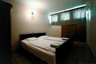 Отели типа «постель и завтрак» Guest House Old Kutaisi Кутаиси Стандартный двухместный номер с 1 кроватью и общей ванной комнатой-21