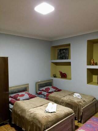Фото номер Sunny guesthouse Двухместный номер с 2 отдельными кроватями и душем