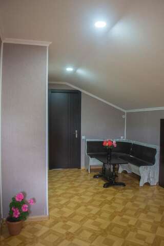 Мини-отель Telavi Host Guesthouse in Telavi, Kakhetia Телави Двухместный номер с 2 отдельными кроватями и балконом-5