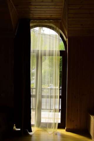 Фото номер Wooden Guesthouse Семейный номер с балконом