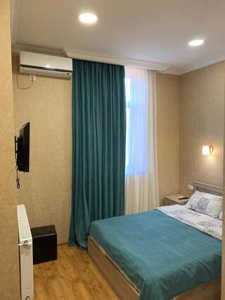 Отель Hotel A&K Тбилиси Стандартный двухместный номер с 1 кроватью-1