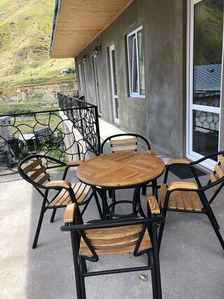 Фото  Traveler Kazbegi Guesthouse город Степанцминда (10)