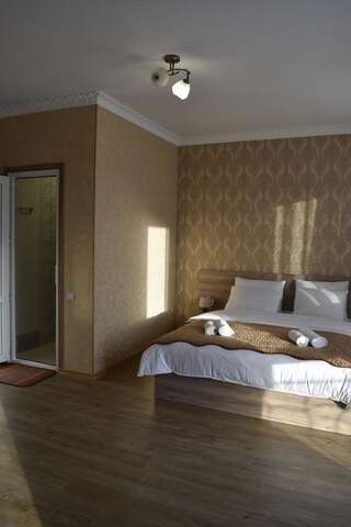 Фото номер Traveler Kazbegi Guesthouse Двухместный номер Делюкс с 1 кроватью и балконом