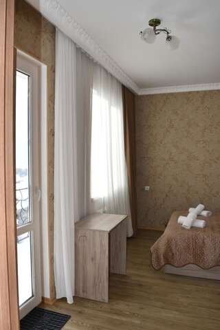 Фото номер Traveler Kazbegi Guesthouse Двухместный номер с 1 кроватью и балконом