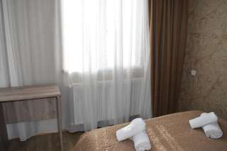 Фото номер Traveler Kazbegi Guesthouse Двухместный номер с 1 кроватью и балконом