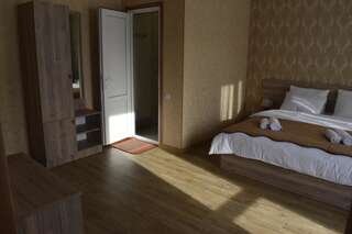 Фото номер Traveler Kazbegi Guesthouse Двухместный номер Делюкс с 1 кроватью и балконом