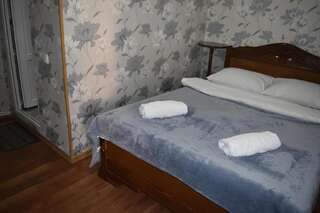 Фото номер Traveler Kazbegi Guesthouse Двухместный номер с 1 кроватью и собственной ванной комнатой