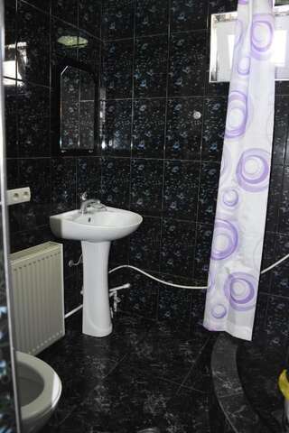 Фото номер Traveler Kazbegi Guesthouse Cемейный номер с собственной ванной комнатой
