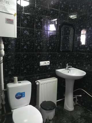 Фото номер Traveler Kazbegi Guesthouse Cемейный номер с собственной ванной комнатой