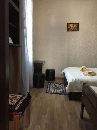 Гостевой дом Guest House Loza Сигнахи Трехместный номер с собственной ванной комнатой-1