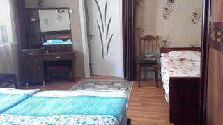 Фото номер Guest House Temur Sujashvili Трехместный номер с общей ванной комнатой
