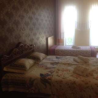 Отели типа «постель и завтрак» Gorgio Кутаиси Трехместный номер с ванной комнатой-24