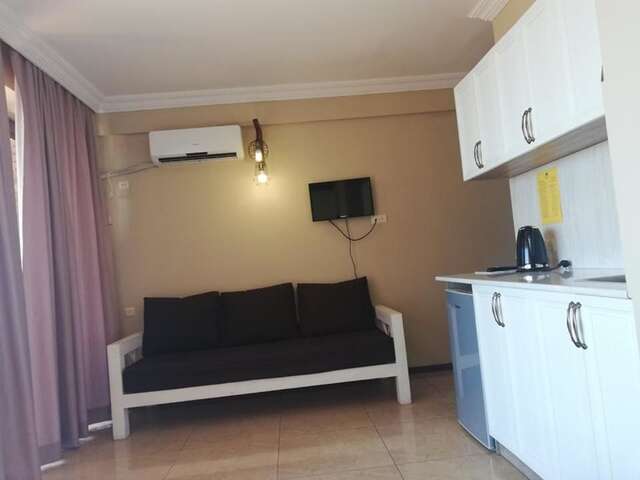 Отель Lux Apartment in The Mgzavrebi Hotel Гонио-11