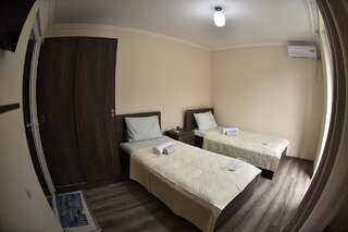 Фото номер HOTEL SANI Двухместный номер с 2 отдельными кроватями и балконом