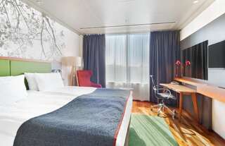 Фото номер Holiday Inn Helsinki City Centre Представительский номер с кроватью размера «king-size»