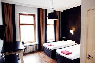 Фото номер Hotel Finn Улучшенный двухместный номер с 2 отдельными кроватями