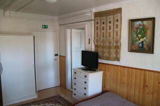 Хостелы Kartano Hostel Кокемяки Двухместный номер с 2 отдельными кроватями и общей ванной комнатой-8
