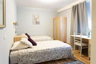 Отели типа «постель и завтрак» Bed&Breakfast Tuure Турку Трехместный номер с общей ванной комнатой-4