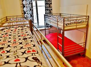 Фото номер Hostel Diana Park Односпальная кровать в 8-местном общем номере для гостей обоего пола